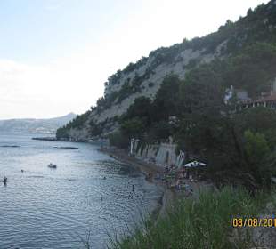 Der Strand neben Kymi Hafen