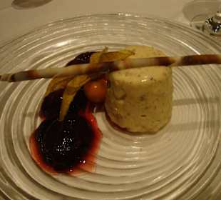 Haselnussparfait, Zwetschgen