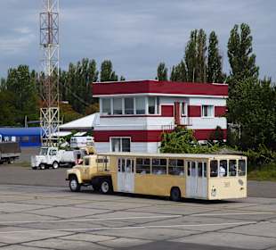 Autobus dowożący pasażerów