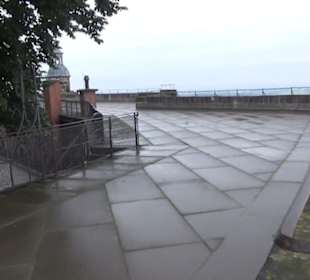 Entlang der Festungsmauer