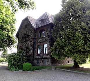 Außenansicht des Glasmuseums in Boffzen