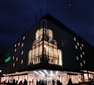 Festlich beleuchtete Fassaden am Marktplatz