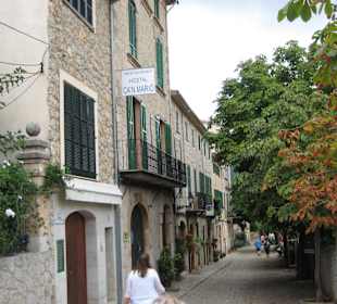 Typisches Straßenbild in Valdemossa