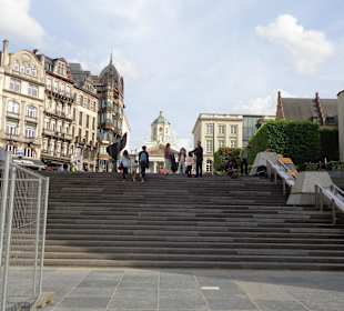 Blick von unten auf die Straße