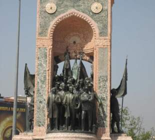 Pomnik na namesti Taksim
