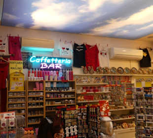 Souveniershop im innenhof von Julias Haus