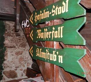 Richtungsschilder zur Hofalm