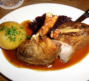 Halbe Ente mit Kloß und Rotkohl