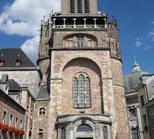 Im Domhof von Aachen