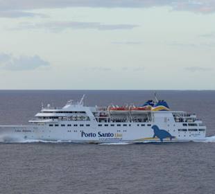 Fähre Lobo Marinho vor dem Royal Orchid