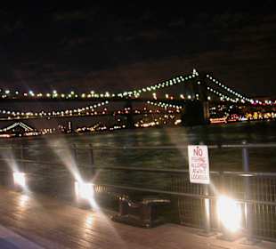 Blick vom Pier 17 bei Nacht
