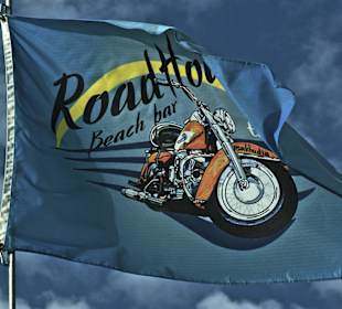 Die Road House - Flagge am dazugehörigen Strand
