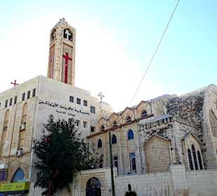 Kirche auf der anderen Straßenseite der Moschee