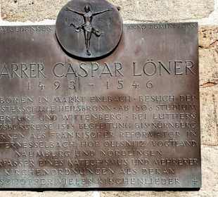 Steinplatten an der Kirche