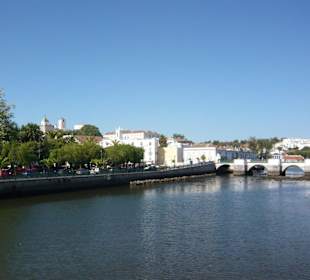 Stadt Tavira mit Fluß