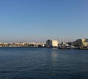 Панорамный вид на порт и город