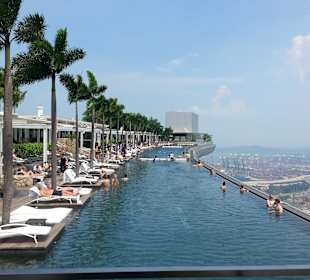 Blick auf den Pool des Sands