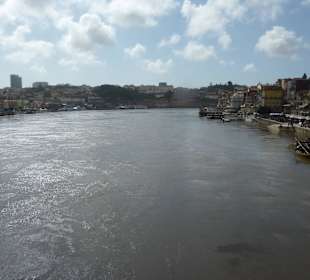 Rechts die Uferpromenade / Hafengebiet von Porto