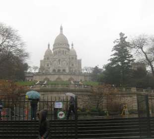 La grande basilica vista da lontano