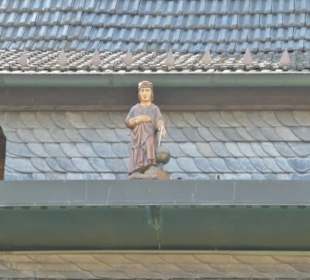 Männchenlauf auf dem Rathausdach