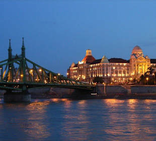 Kettenbrücke und Hotel Gellert - nachts