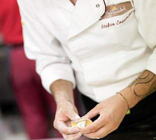 Küchenchef bei der Zubereitung der Teigtaschen 