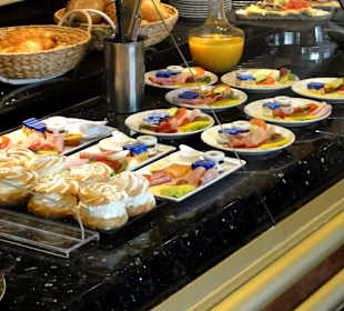 Frühstück steht im Tresen bereit...