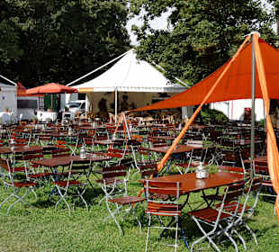 Gastronomie vor dem Kulturzelt