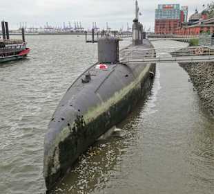 Das U-Boot "U-434" im Wasser der Elbe