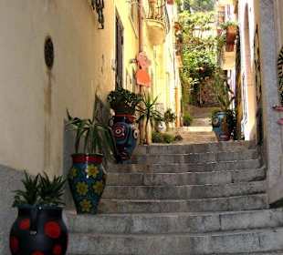 Vasen in den Seitengassen