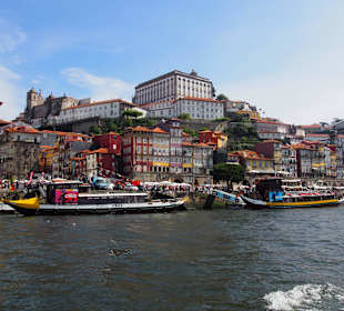 Blick auf Ribeira von der anderen Flussseite