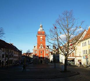 Der Hauptmarkt mit Blick auf das Rathaus