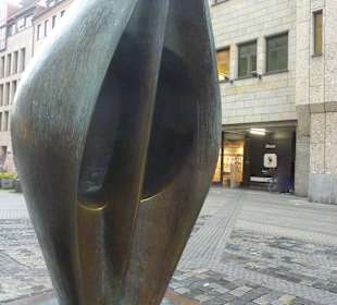 Großer Totem in der Karolinenstraße in Nürnberg