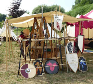 Mittelalterliches Lagerleben mit Ständen