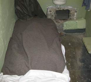 Fluchtloch in dahinterliegenden Versorgungsschacht