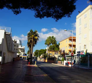 Im hinteren Bereich entlang