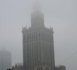 Pałac kultury i nauki za mgłą