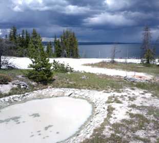 West Thumb Geyser Basin, Yellowstone Lake,