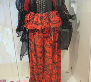 Haute Couture Modelle im Obergeschoss