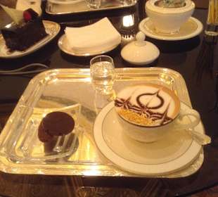 Besuch im Emirates Palace in Abu Dhabi