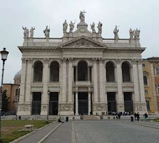 Außenansicht mit britischer Fasade Basilika San Giovanno