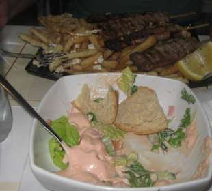 Salat und Souvlaki Portionen