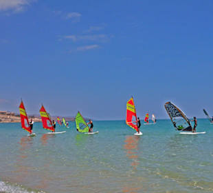 Surfen am Hotelstrand