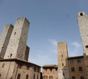 Geschlechtertürme ragen in den Himmel