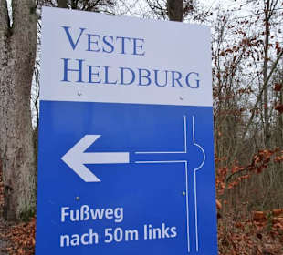 Hinweisschild zur Veste Heldburg