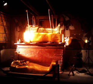 Bergen des Sarkophags bzw der Mumie