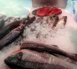 Auslage eines Fischhändlers auf dem Wochenmarkt