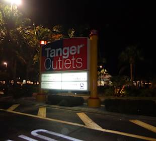 Zufahrt zum Outlet gegenüber