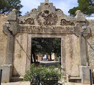 Zugang zur Klosteranlage