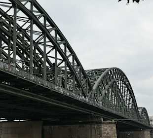 Blick zur Kölner Hohenzollernbrücke